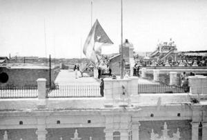 Los cubanos izan la bandera nacional en el Palacio del Gobernador General, el 20 de mayo de 1902