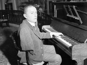 Paul Wittgenstein al piano