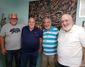 Aparecen en esta fotografía, de izquierda a derecha: Orestes Goliá, Roberto López, Leonardo Padura y Waldo Acebo, en Hialeah, Florida