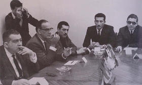 José Lezama Lima, Camilo José Cela, Mario Vargas Llosa, Jaime Sabines y Edmundo Aray en la Casa de las Américas, La Habana en 1965. Cela y Vargas Llosa fueron miembros del jurado del concurso en ese año