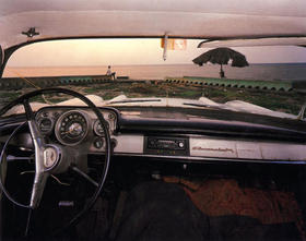 La playa de Miramar, desde el parabrisas de un Chevrolet 1957. Foto de Alex Harris