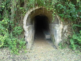 Uno de los tantos túneles construidos en Cuba con el pretexto de proteger a la población en caso de una agresión enemiga al país.(Foto de Elizardo Rodríguez Suárez, tomada del sitio Misceláneas de Cuba.)
