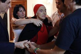 El primer bailarín del Ballet Nacional de Cuba, Ariel Molina, junto a la legendaria coreógrafa y bailarina cubana Alicia Alonso, el viernes 6 de junio de 2014, en el Centro de Bellas Artes de San Juan, Puerto Rico