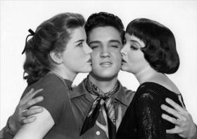 Dolores Hart, Elvis Presley y Carolyn Jones