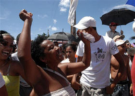 Asistentes al concierto de Juanes en La Habana. (AP)