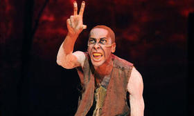 Ron Cephas Jones representando al personaje Calibán, en una puesta en escena de la obra de Shakespeare. (Fotografía: Tristram Kenton para el diario británico The Guardian.)