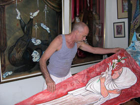Iván Arocha, pintando una de sus 'damas de blanco'. (ARMANDO LÓPEZ)
