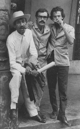 Joseíto Fernández, Iván Cañas y Antonio Conte en la puerta de la revista Cuba, Reina esquina Lealtad, La Habana, 1969