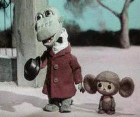 Cheburashka, el personaje pequeño en la imágen, es propio de la literatura infantil soviética, y también apareció en dibujos animadosy películas.