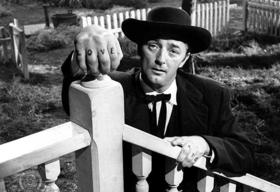 Robert Mitchum como el reverendo Harry Powell en la película The Night of the Hunter (1955)