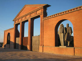 Vista del Bastidor de Pared, con los monumentos a Lenin, Marx y Engels