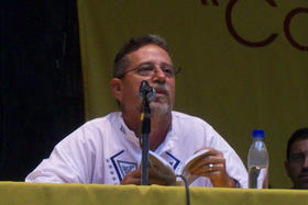 Alex Fleites en la inauguración del XVIII Festival Internacional de Poesía de Medellín, el 5 de julio de 2008