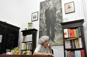 La poeta cubana Fina García Marruz, quien ha obtenido el Premio Reina Sofía de Poesía Iberoamericana, habla por teléfono en su oficina de La Habana, el jueves 28 de abril de 2011, día de su cumpleaños 88