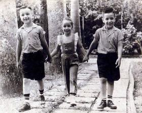 A la derecha, el escritor Eliseo Alberto, de niño, junto a sus hermanos Josefina de Diego (centro) y Constante “Rapi” Diego (izquierda)