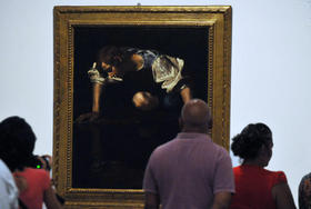 Varias personas observan el cuadro “Narciso” de Caravaggio, en el Museo de Bellas Artes de La Habana (Cuba)