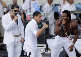 El grupo Orishas durante el concierto organizado por Juanes en La Habana, el 20 de septiembre de 2009. (AP)