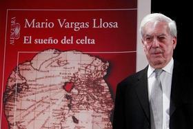 El escritor peruano Mario Vargas Llosa, Premio Nobel de Literatura, posa en la Casa de América, en Madrid, durante la presentación de su nueva novela El sueño del celta