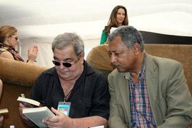 Eliseo Alberto (i) y Carlos Olivares Baró, durante el evento “México a Leer”, celebrado en la capital mexicana. Foto de Mauricio Flores.