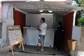 Una pequeña cafetería de propietarios privados en La Habana
