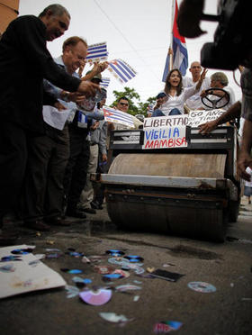 Exiliados destruyen discos de Juanes en Miami, para protestar contra el concierto en La Habana. Florida, 20 de septiembre de 2009. (REUTERS)