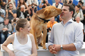 El director y la actriz principal del filme, junto a uno de los perros, en el Festival de Cannes