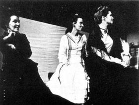 Raquel Revuelta, Marta Farré y Ana Viñas en Las tres hermanas, de Teatro Estudio