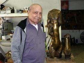 El escultor Roberto Estopiñán