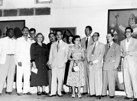Foto de la inauguración de una exposición en el Lyceum. Al fondo, Wifredo Lam. Foto de la inauguración de una exposición en el Lyceum. Al fondo, Wifredo Lam