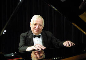 El compositor y pianista Frank Domínguez en Miami. (Foto de Pedro Portal.)