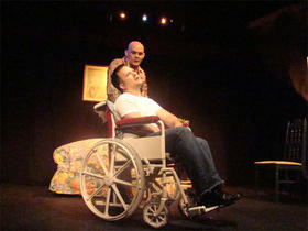 Los actores Humberto Rosenfeld (en silla de ruedas) y Ángel Lucena. (LUIS DE LA PAZ)