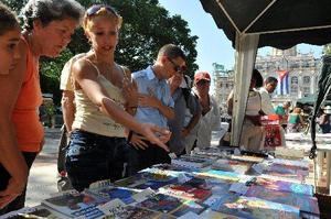 Público asistente a la Feria del Libro de La Habana