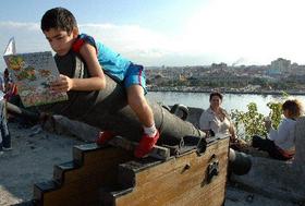 Un niño cubano disfruta de la lectura en la Feria del Libro de La Habana