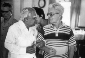 El compositor Jorge González Allué con el poeta Nicolás Guillen, durante la celebración del 82 cumpleaños del Poeta Nacional en Camagüey, en el restaurante del Gran Hotel. Detrás el escritor  Raúl González de Cascorro