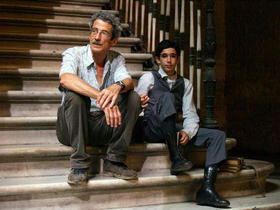 El director Fernándo Pérez con Damián Antonio Rodríguez durante la filmación de “José Martí: el ojo del canario”