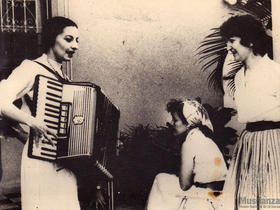Alicia Alonso, tocando el acordeón, y Tamara Bunke a la derecha. La persona que está en el centro no ha podido ser identificada