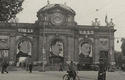 La Puerta de Alcalá, durante la etapa de la II República, con fotos en homenaje a la URSS