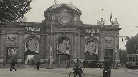 La Puerta de Alcalá, durante la etapa de la II República, con fotos en homenaje a la URSS