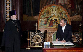 El presidente cubano, Raúl Castro, firma en el libro de honor antes de reunirse con el Patriarca de la Iglesia Ortodoxa Rusa, Kiril, en la Catedral de Cristo Salvador en Moscú