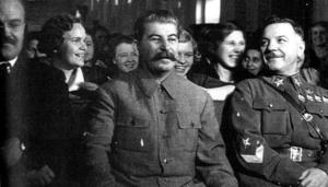 Stalin y miembros de su círculo de poder en la primera fila de un acto público