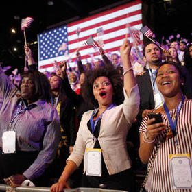 Seguidores de Obama celebran la victoria del presidente en la sede demócrata de Chicago