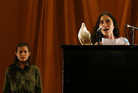 La bloguera Yoani Sánchez, durante la performance de Tania Bruguera en la Bienal de La Habana. (REUTERS)