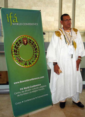 El babalao cubano más famoso en México, Nelson Álvarez Freires, quien también se llama Ogunda Bede, nombre que recibió cuando se consagró como sacerdote de Ifá