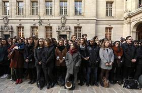 Franceses cantando La Marsellesa tras los ataques en París