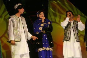 En la imagen, de izquierda a derecha, Rafi Naabzada y Lema Sarah, junto a otro concursante de un programa semanal de televisión similar a American Idol en Afganistán