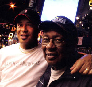 El músico cubano durante la grabación de L.O.V.E., junto a Freddy Cole, hermano de Nat King Cole