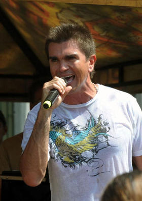 El cantante colombiano Juanes durante una actuación. Nariño Colombia, 7 de junio de 2009. (AFP)