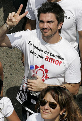El cantante colombiano Juanes, durante una protesta en Medellín, Colombia, el 28 de noviembre de 2008. (REUTERS)