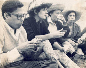 Guillermo Cabrera Infante, durante un descanso en un trabajo voluntario agrícola cerca de La Habana, en 1959. A su lado, su esposa de entonces, Marta Calvo