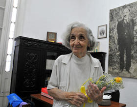 La poeta cubana Fina García Marruz en su oficina de La Habana, el jueves 28 de abril de 2011. EFE