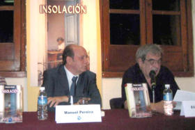 Manuel Pereira y Eliseo Alberto, durante la presentación en México de la novela “Insolación”, de Pereira